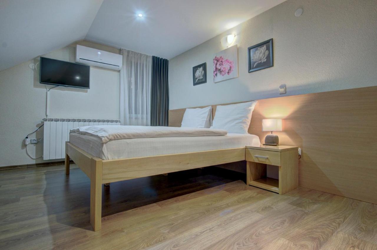 Tihe Noci Motel Pale Kültér fotó